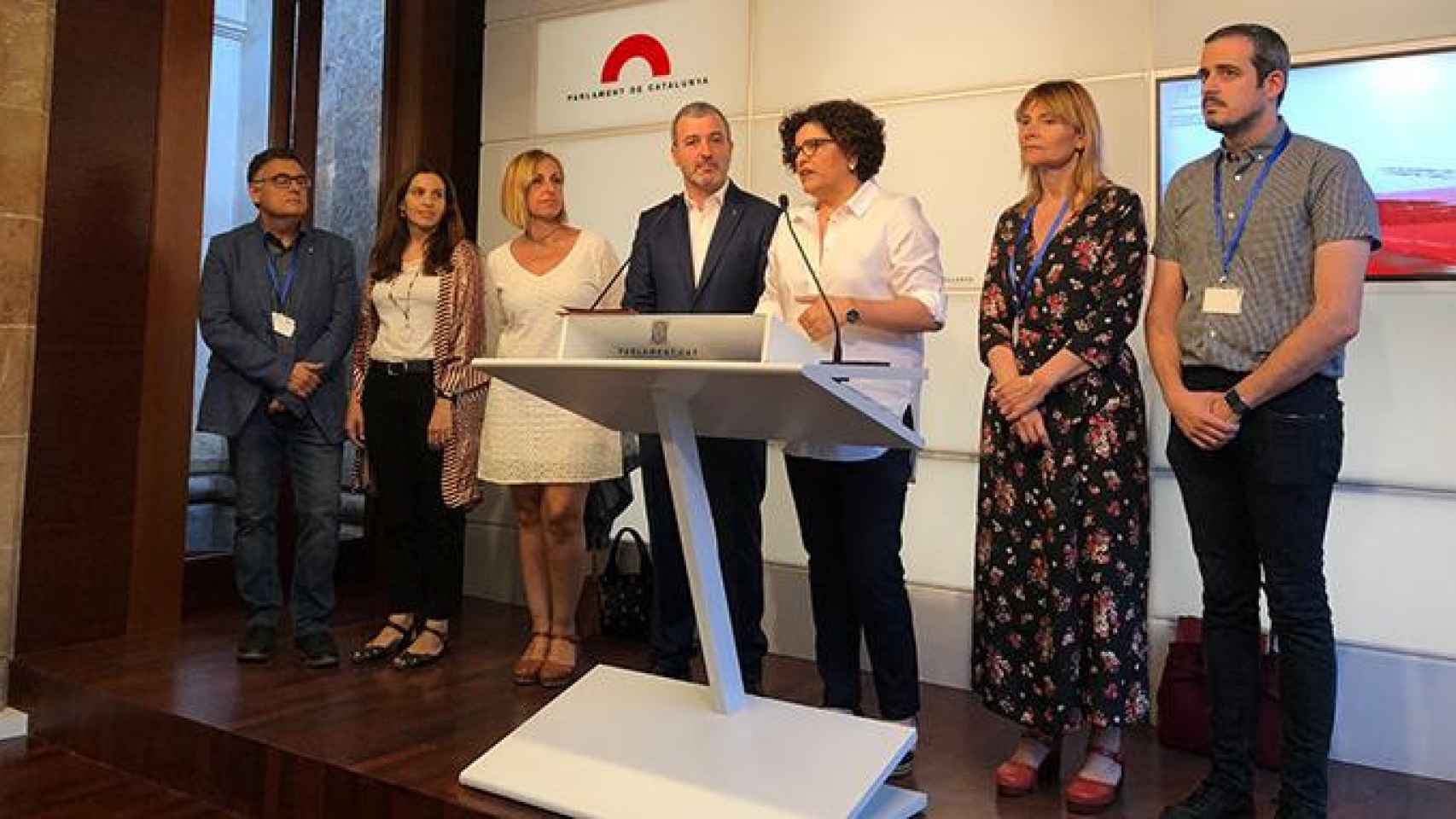 El líder del PSC en el Ayuntamiento de Barceona Jaume Collboni, junto a cargos municipales, ha anunciado la reforma de la ley de alquileres del PP / CG