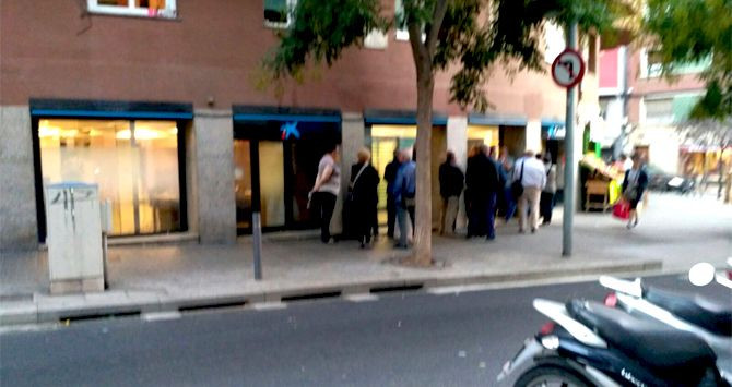 Cola de clientes frente a un banco de Barcelona, la retirada de efectivo no resulta alarmante pero sí que ha incrementado por la incertidumbre ante una posible declaración de independencia / CG