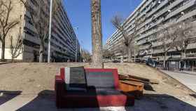 Un sofá abandonado en el barrio de La Mina de Sant Adrià de Besós (Barcelona) / ALBERTO GAMAZO
