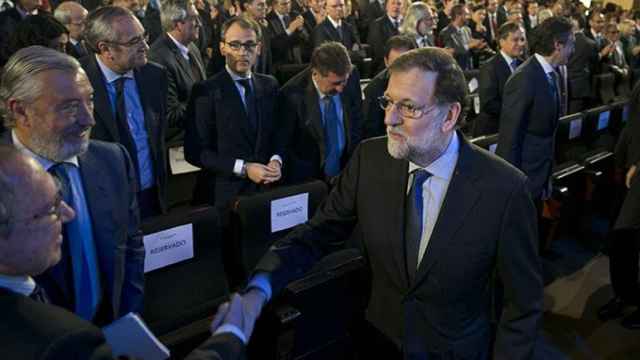 Mariano Rajoy saluda al empresario Jose Luis Bonet en la conferencia sobre infraestructuras pronunciada en Barcelona / CG