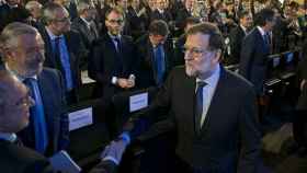 Mariano Rajoy saluda al empresario Jose Luis Bonet en la conferencia sobre infraestructuras pronunciada en Barcelona / CG