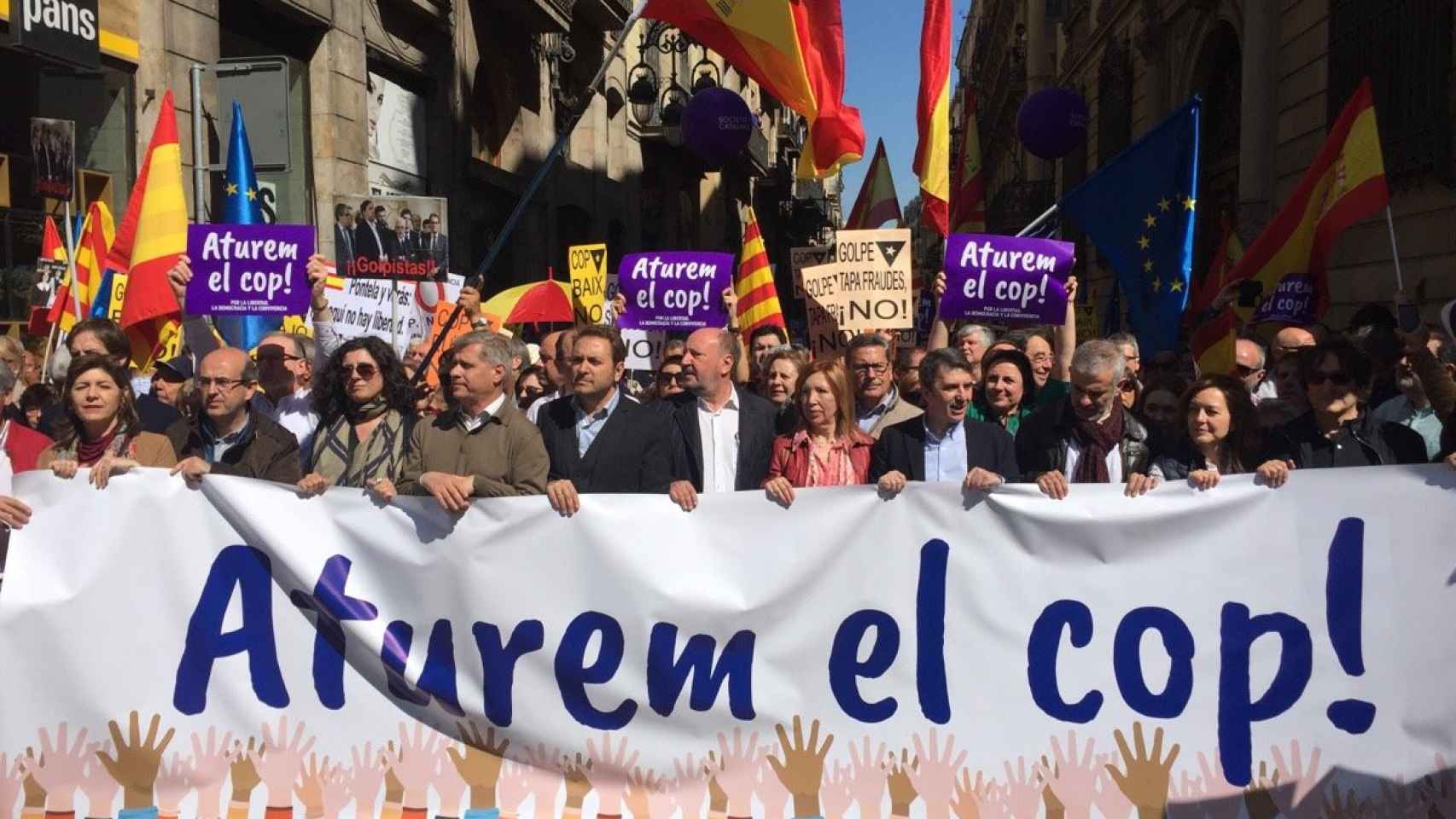 Centenares de personas en Barcelona llaman a parar el golpe independentista