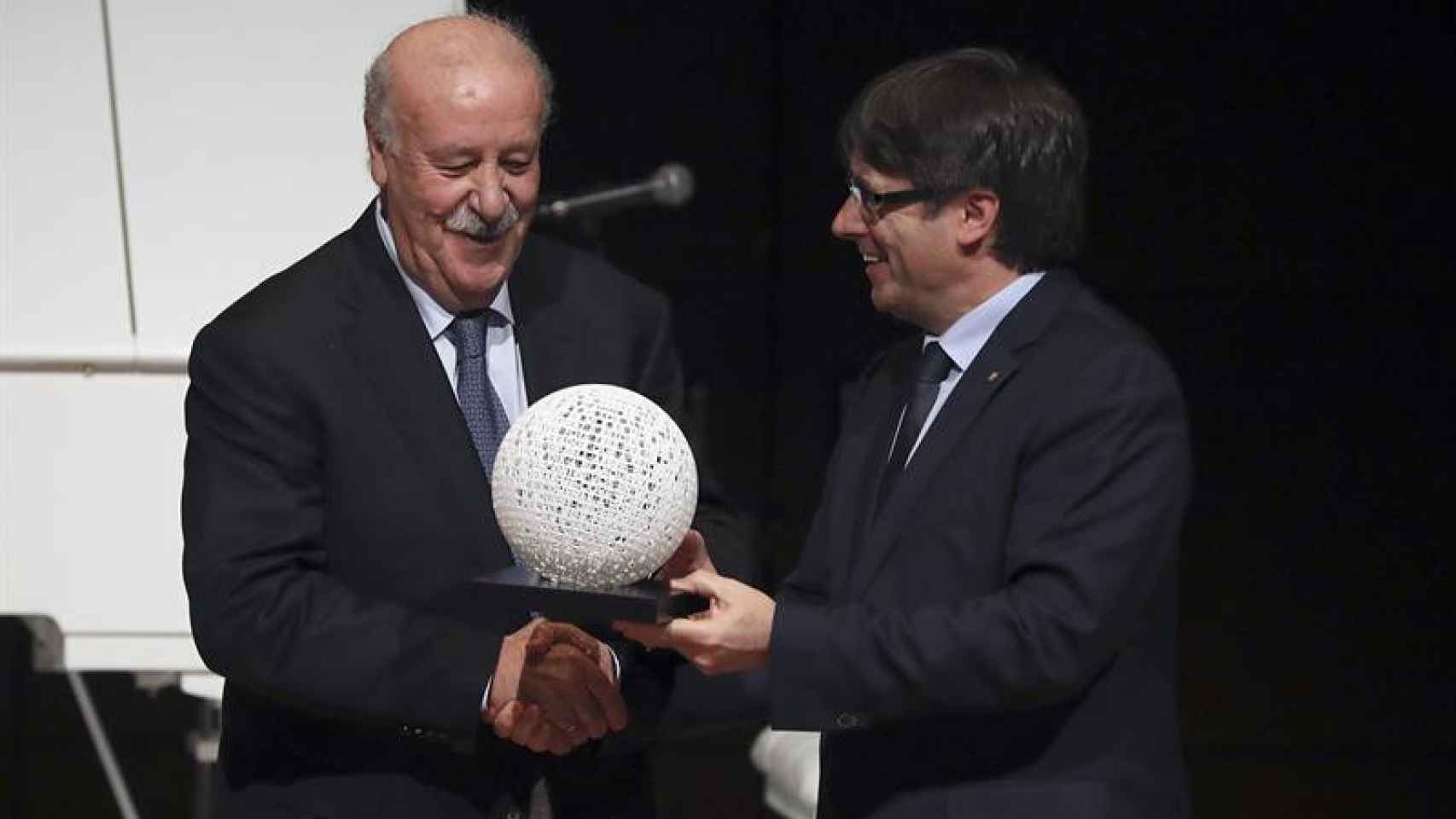 El presidente de la Generalitat, Carles Puigdemont entrega al entrenador de fútbol Vicente del Bosque el premio Blanquerna, durante la XIX gala de los premios que otorga la Generalitat de Catalunya, hoy en el Museo Reina Sofía en Madrid.