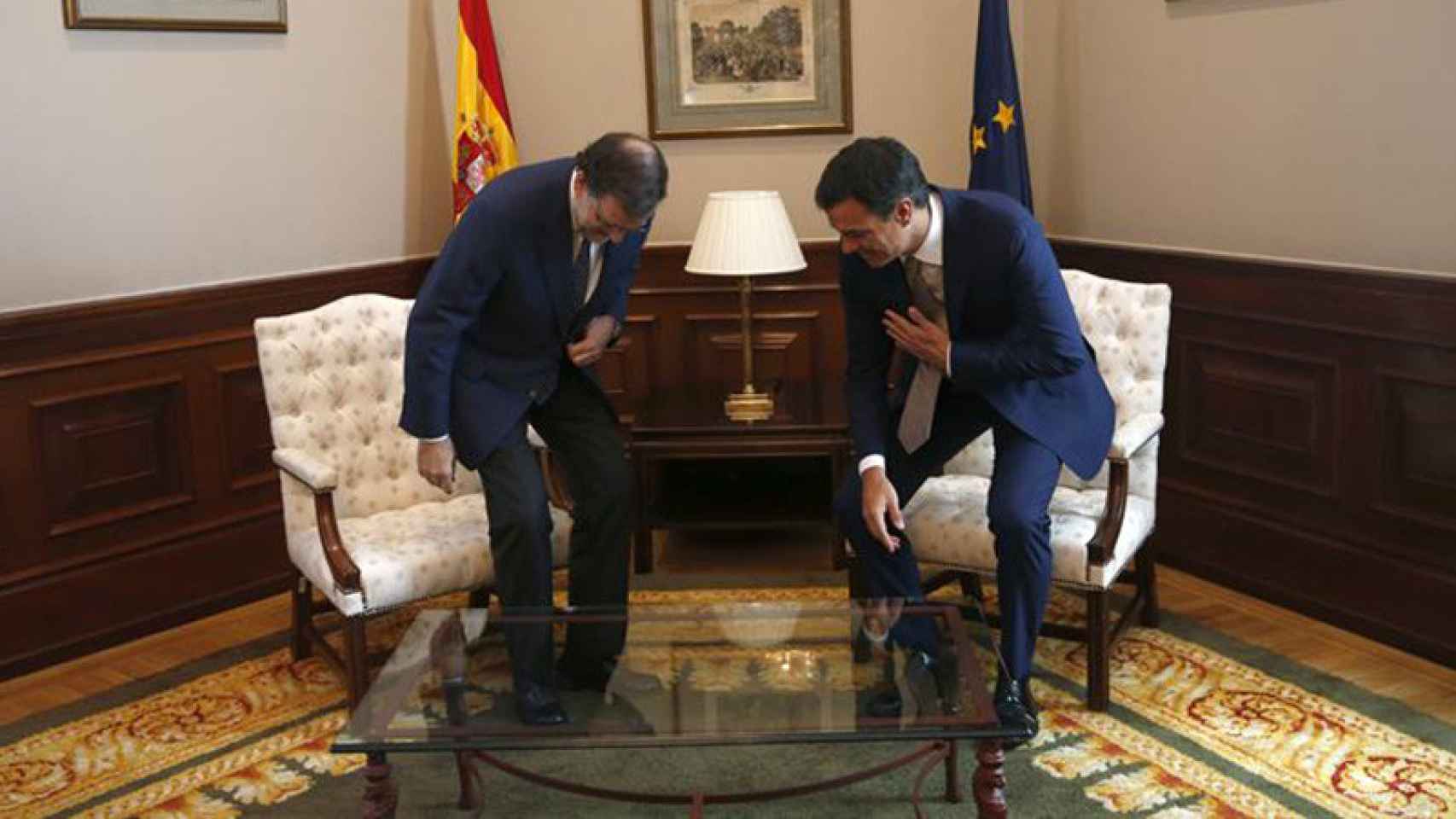 Mariano Rajoy y Pedro Sánchez, en la reunión mantenida en vísperas de la sesión de investidura. / EFE