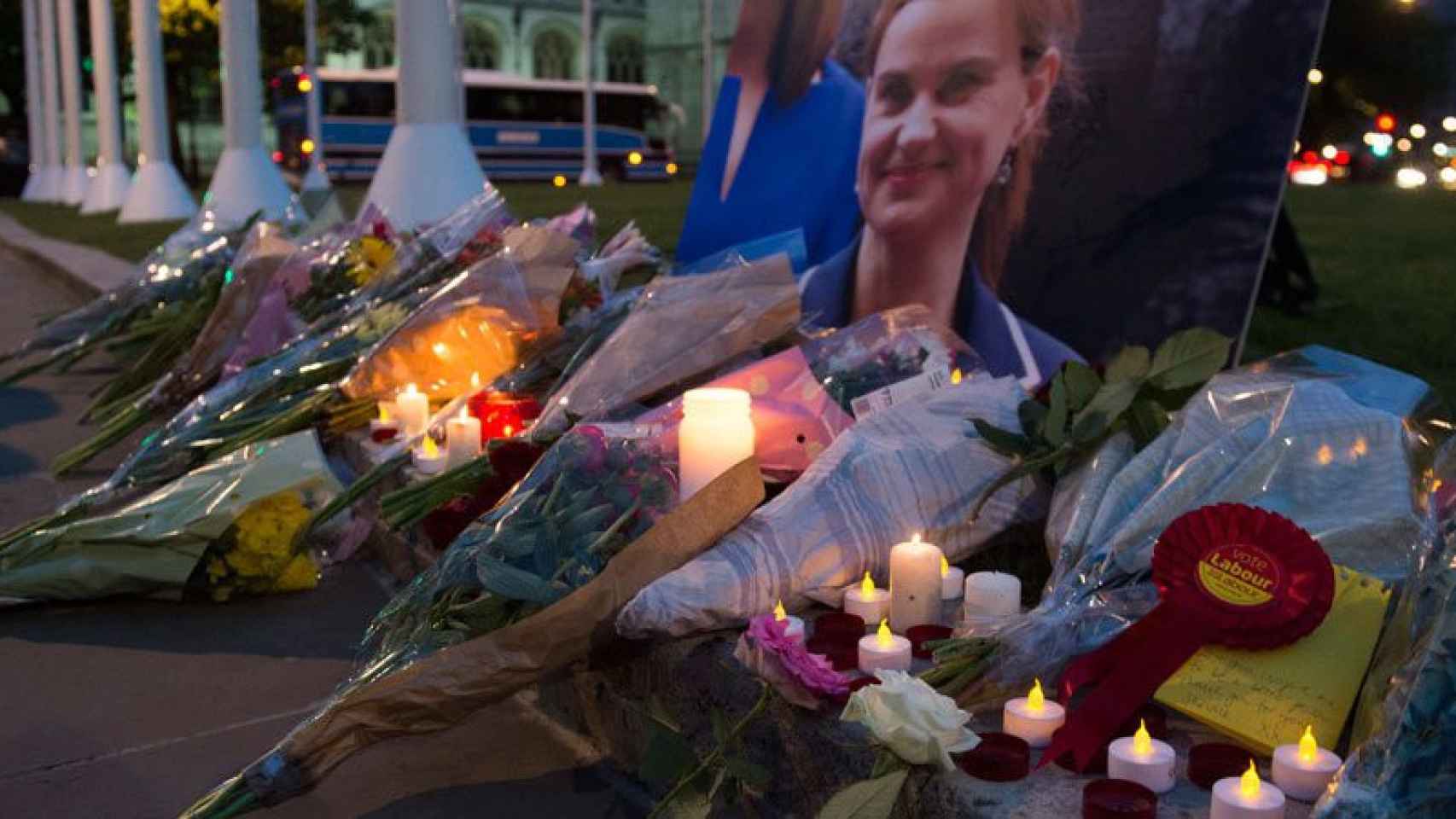 Velas y flores ante el Parlamento británico en recuerdo de la diputada Jo Cox.