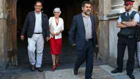 Josep Maria Vila d'Abadal (AMI), Muriel Casals (Òmnium) y Jordi Sánchez, a la salida de la cumbre soberanista de julio en la que se pactó la lista de CDC, ERC y las tres entidades independentistas