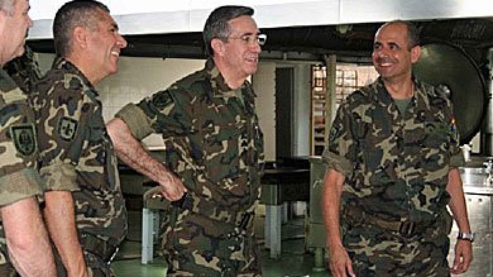 En el centro, el jefe del Estado Mayor del Ejército de Tierra (JEME), el general Jaime Domínguez Buj