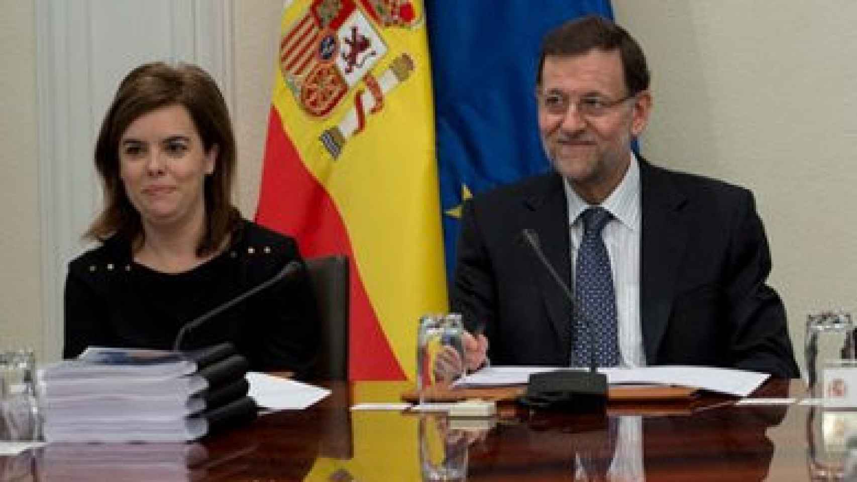 El presidente del Gobierno, Mariano Rajoy, junto a la vicepresidenta, Soraya Sáenz de Santamaría, en una foto de archivo.