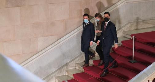 Pere Aragonès, Meritxell Serret y Roger Torrent bajan la escalinata del Parlament / PABLO MIRANZO