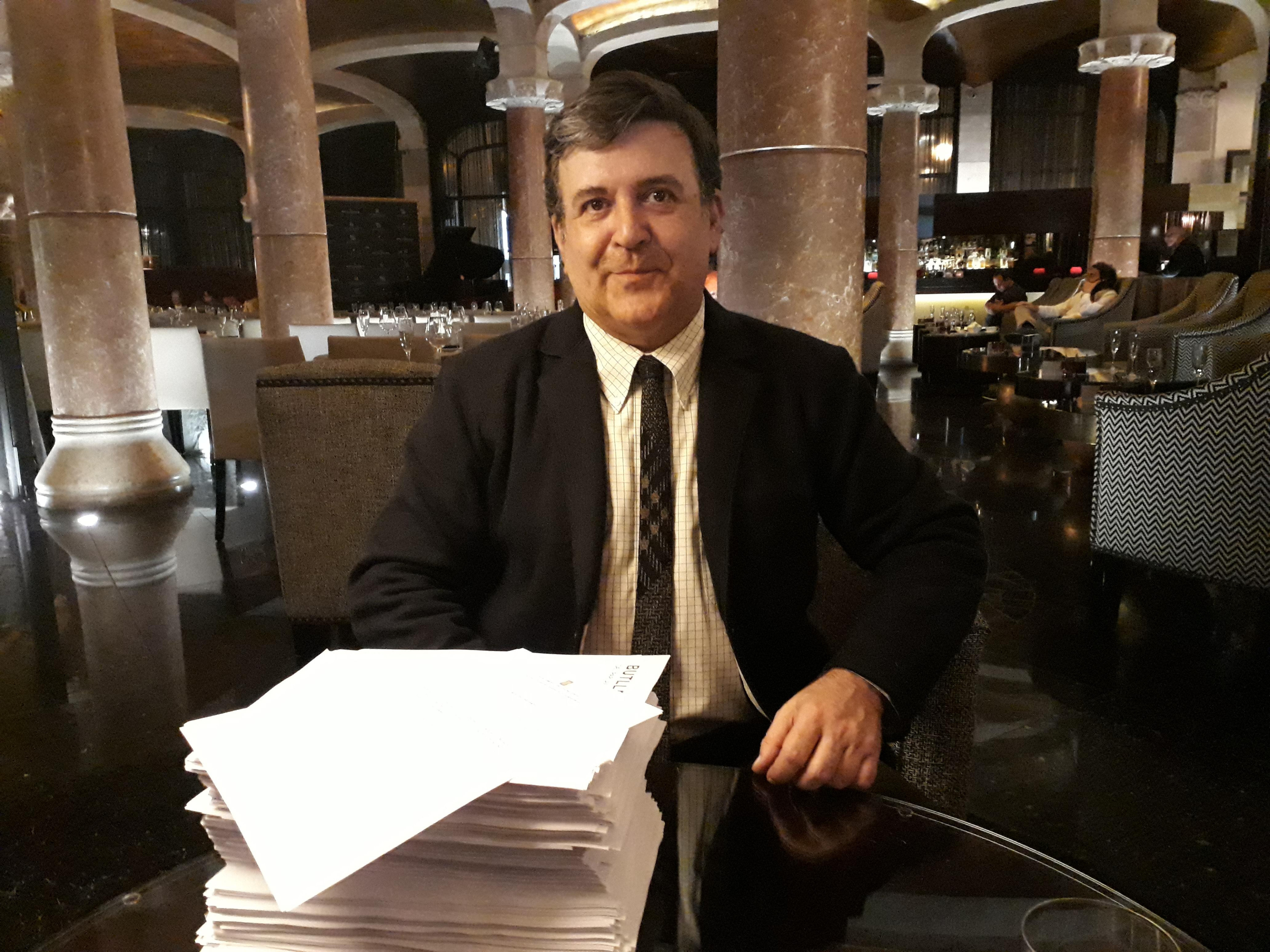 Alfons López Tena, con los papeles de sus dos propuestas de referéndum que Benach rechazó