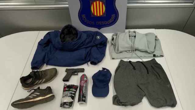 Ropa y pistola simulada encontradas por los Mossos d'Esquadra en casa del ladrón de ocho comercios catalanes / EP