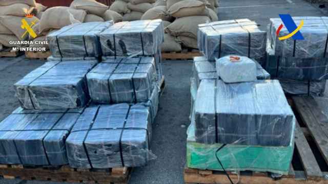 Cargamento de cocaína hallado en paquetes de cacao en polvo en el puerto de Barcelona / GC