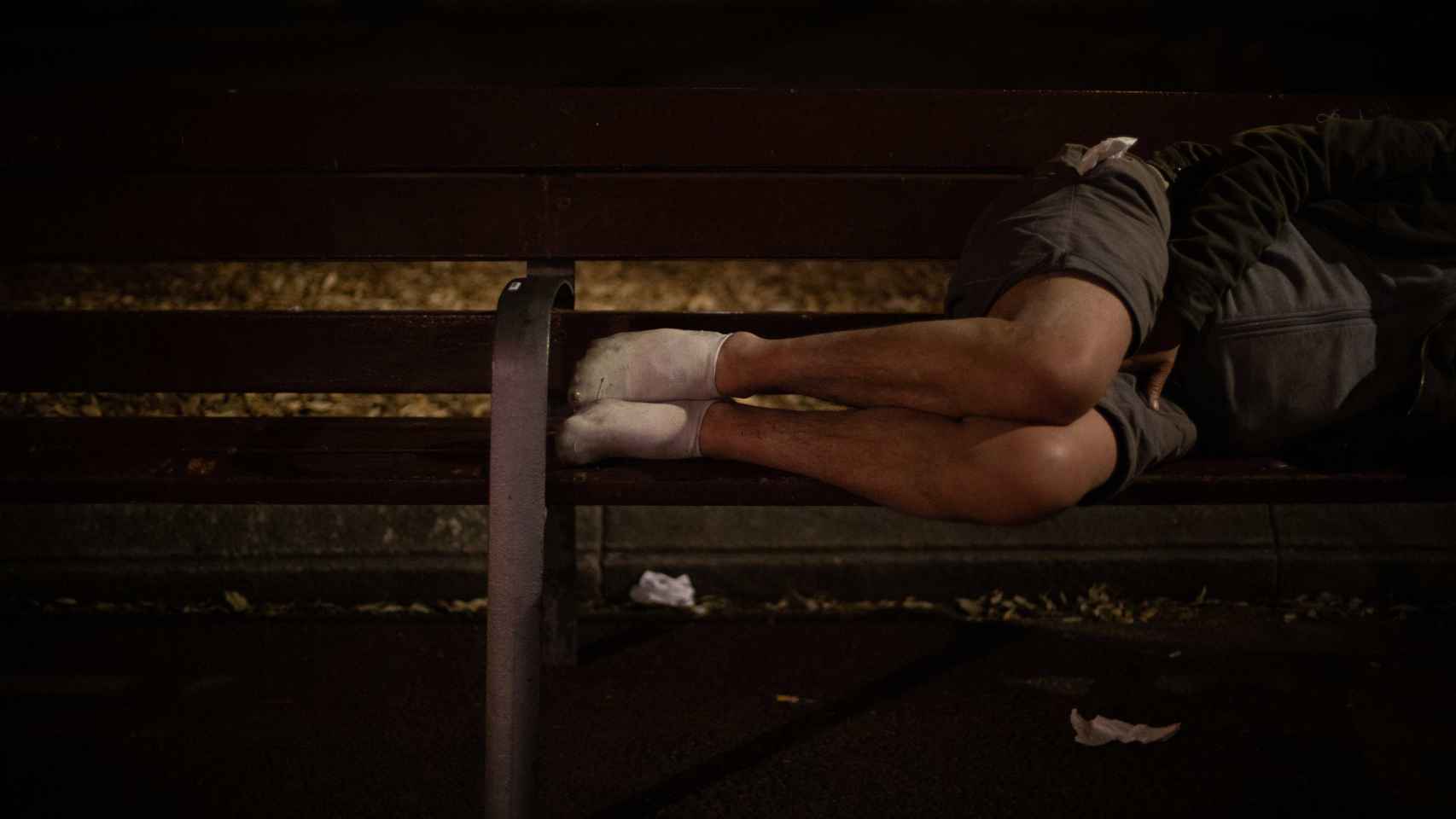 La imagen de una persona sin hogar, una problemática que se cronifica a raíz de la pandemia / EP