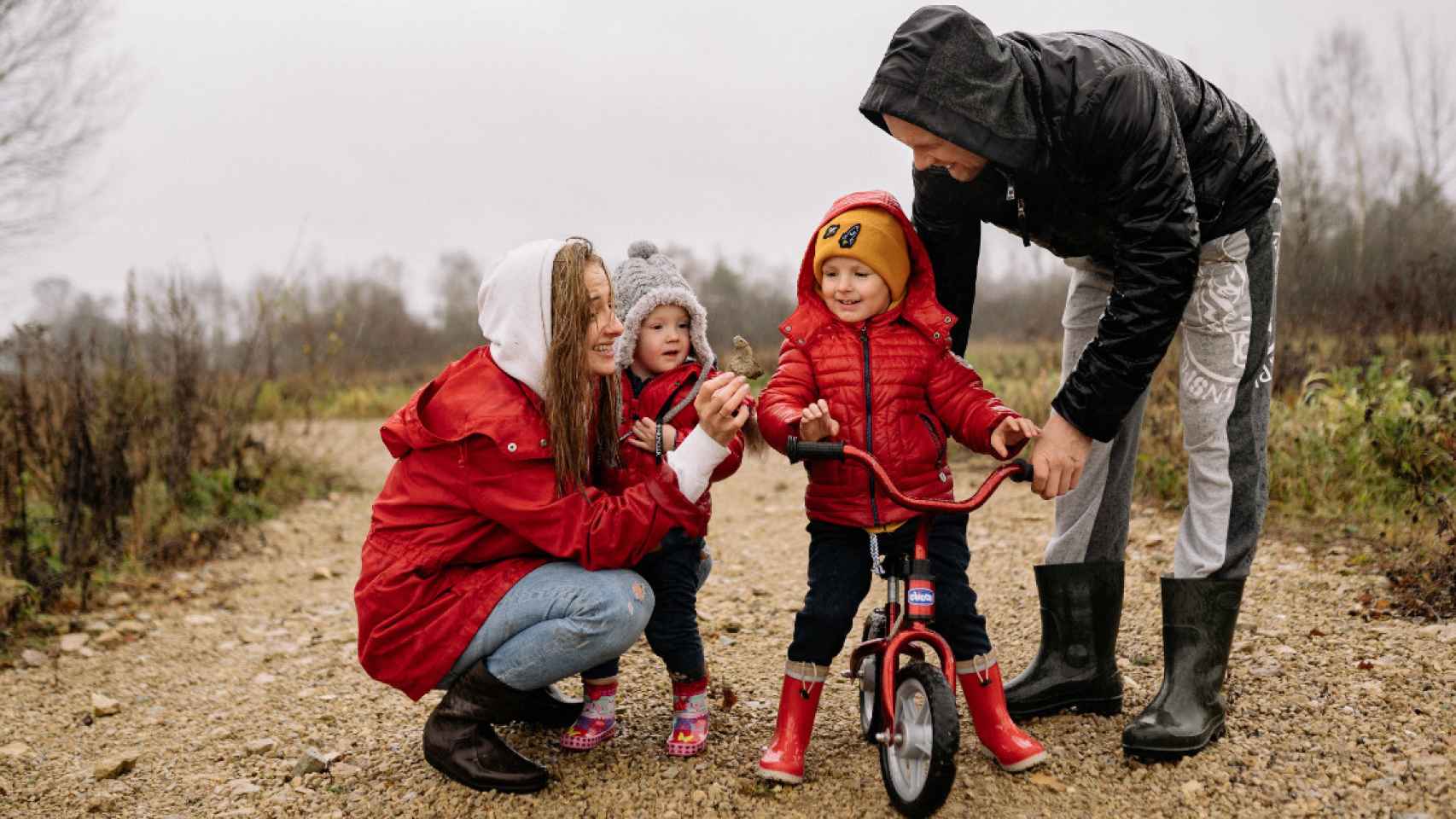 Familia pasando tiempo en bicicleta / PEXELS