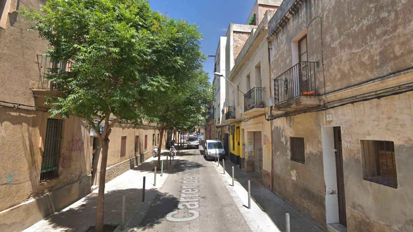 La pareja con discapacidad intelectual vive en un bajo okupado de L'Hospitalet de Llobregat / GOOGLE STREET VIEW