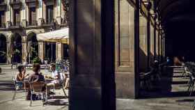 Un bar de la plaza Reial de Barcelona en una imagen de archivo / Matthias Oesterle (EP)