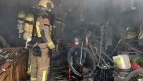 El garaje de la casa de Lloret arrasado por las llamas / POLICIA LOCAL DE LLORET