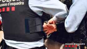 Un agente de los Mossos d'Esquadra detiene a un hombre en una imagen de archivo. Homicidio / MOSSOS D'ESQUADRA