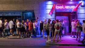 Un grupo de jóvenes hacen cola para entrar a una discoteca en Cataluña / Pau Venteo (EUROPA PRESS)