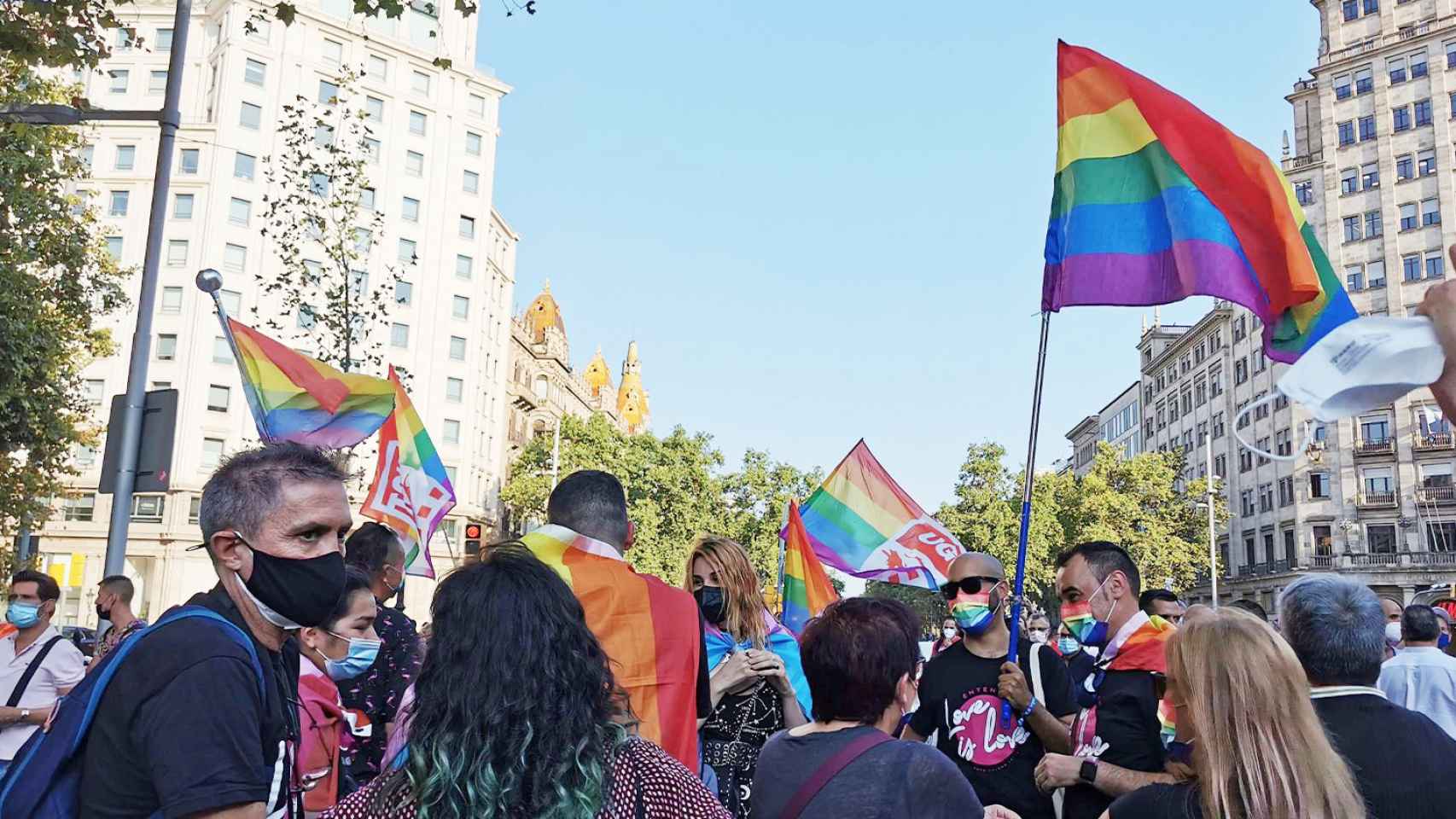 Manifestación multitudinaria contra las agresiones homófobas en paseo de Gràcia con Gran Via / CG