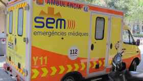 Imagen de archivo de una ambulancia del SEM, como la que ha intervenido en el atropello de Sarrià-Sant Gervasi / EP