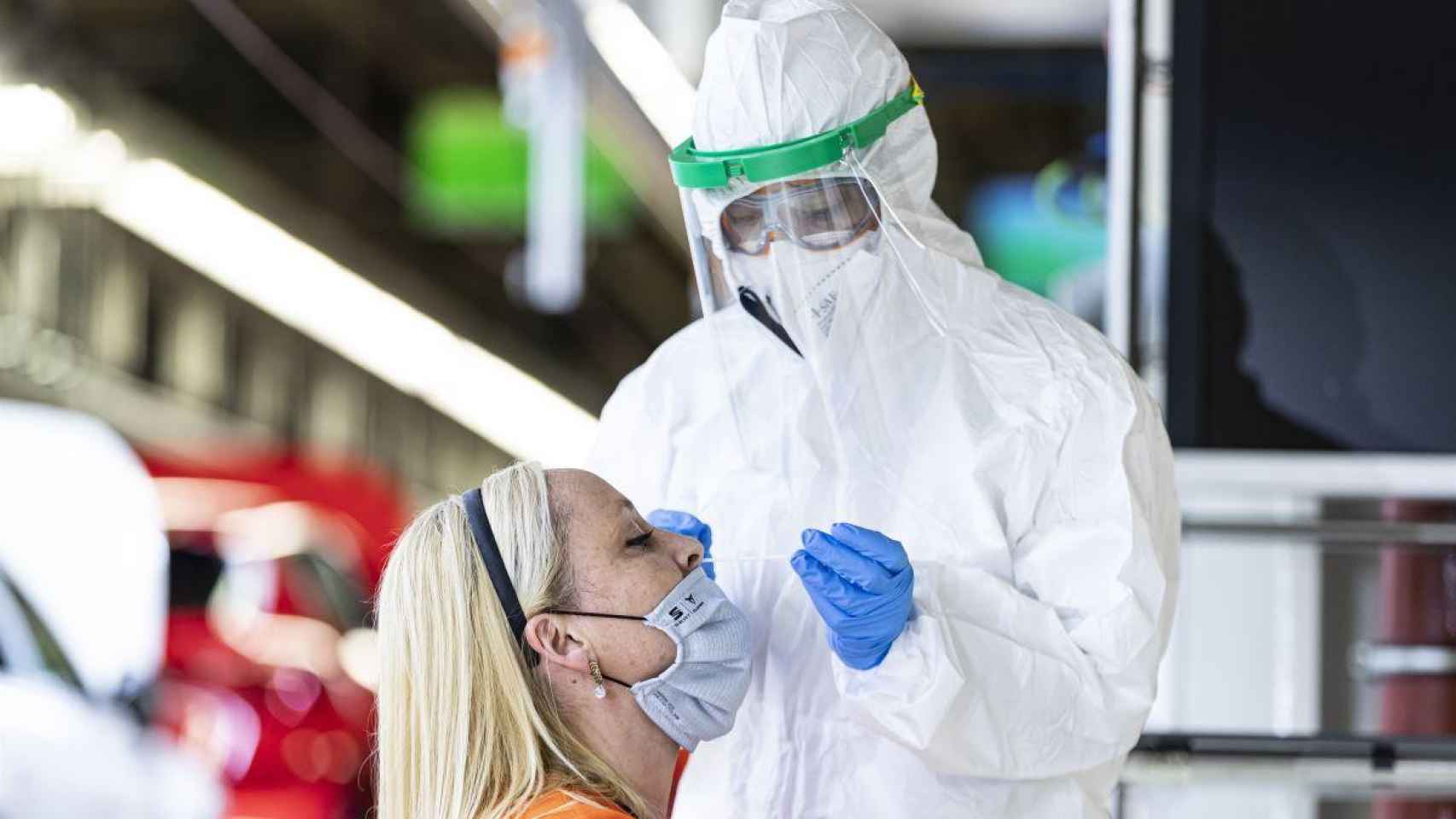 Un sanitario realiza un test de antígenos a una trabajadora de Seat al lado de la línea de producción / SEAT