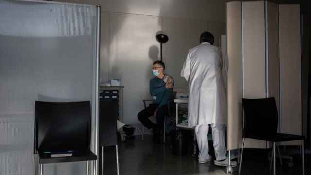 Una enfermera inyecta la primera dosis de la vacuna de Pfizer a un profesional sanitario / EP