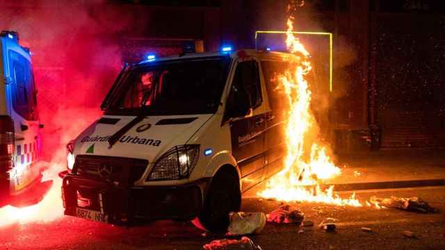 Imagen de la furgoneta a la que han prendido fuego los radicales pro-Hasél durante los disturbios del sábado 27 de febrero de 2021 / TWITTER
