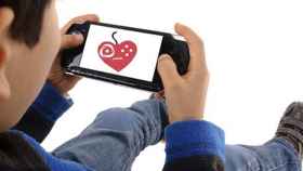 Un niño juego con un videojuego, un proceso que la URV ha constatado que reduce el sufrimiento de los niños con cáncer / EP