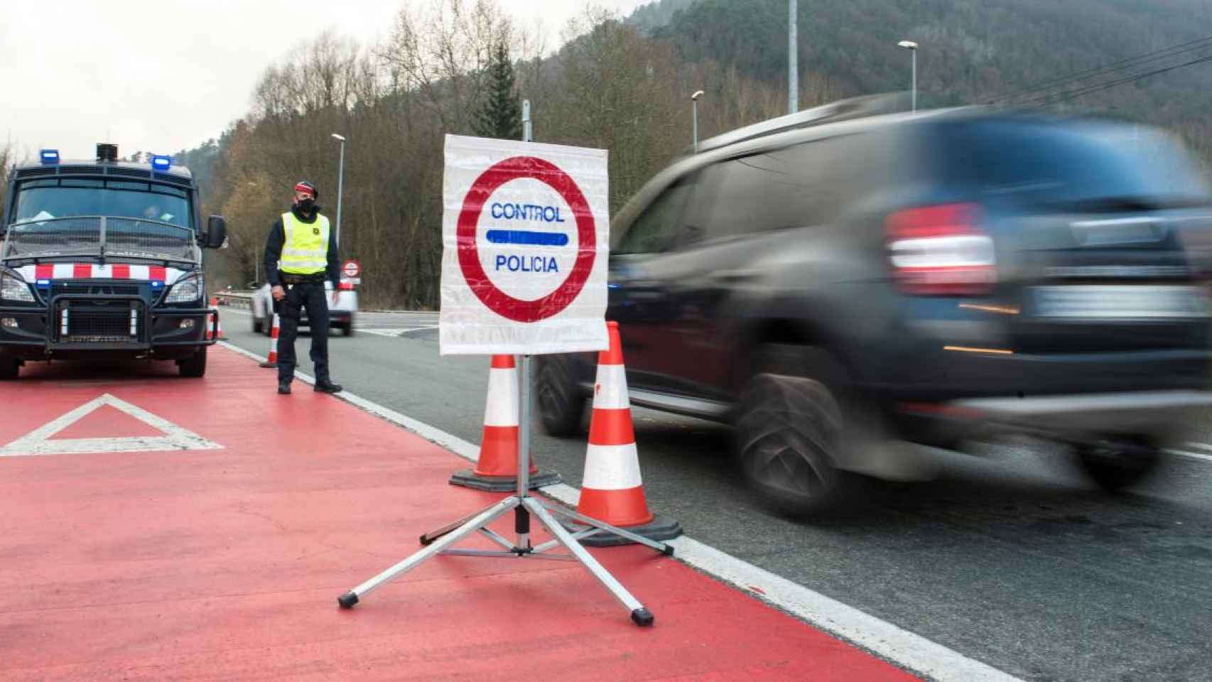 Un control de los Mossos en una carretera / EUROPA PRESS
