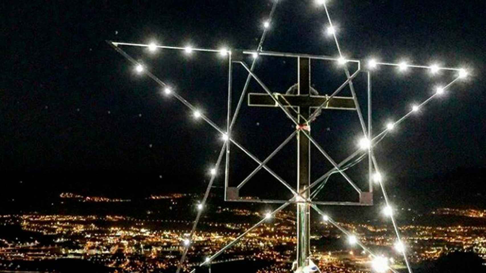 Panoramica de la estrella de Navidad instalada en la cruz de Gurb (Barcelona) / ARCHIVO