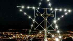 Panoramica de la estrella de Navidad instalada en la cruz de Gurb (Barcelona) / ARCHIVO