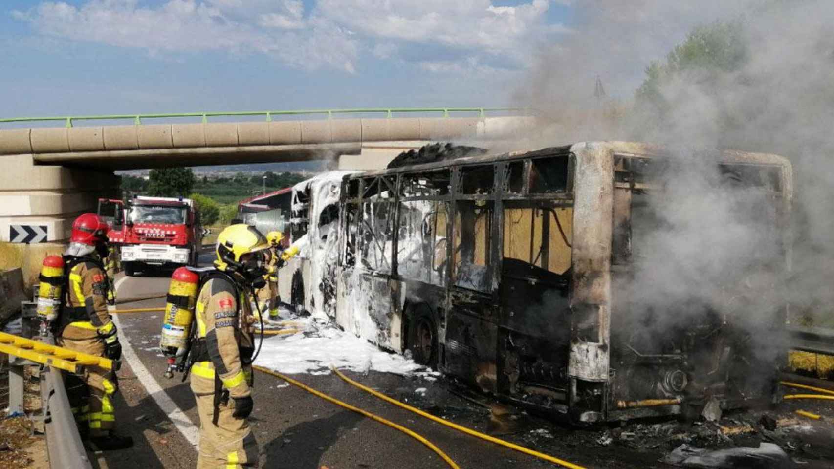 Bomberos sofocan las llamas del autobús vacío en una carretera de Barcelona / BOMBERS