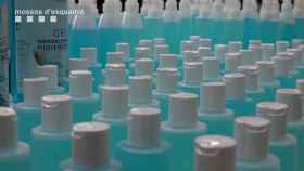 Botellas de falso gel desinfectante contra el coronavirus / MOSSOS