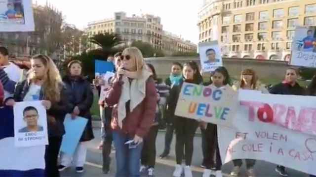 Concentración en plaza Catalunya para reclamar que se busque a Enoc, el niñod e 12 años de Badalona desaparecido en Honduras / @ASCHPG