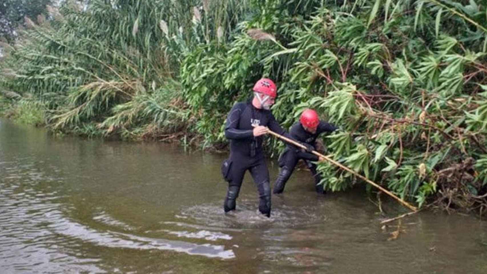 Dos agentes buscan al bebé arrojado al río Besòs por su padre / BOMBERS