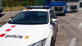 Un coche de Mossos d'Esquadra con camiones detenidos / EP