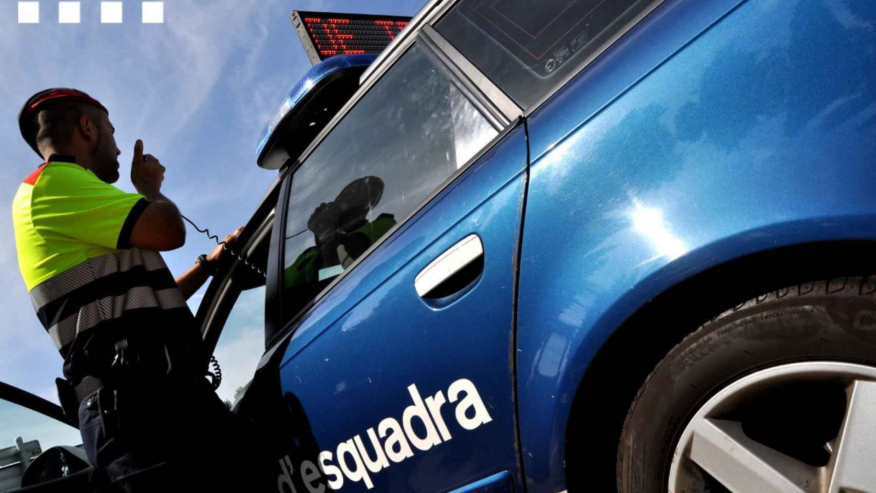 Un agente de los Mossos d'Esquadra junto al coche patrulla / MOSSOS D'ESQUADRA