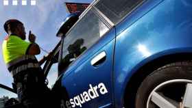 Un agente de los Mossos d'Esquadra junto al coche patrulla / MOSSOS D'ESQUADRA