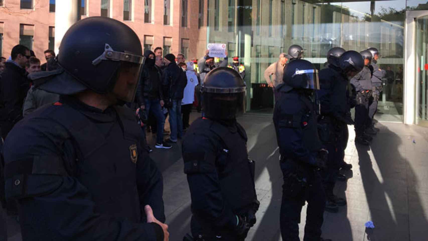 Agentes de la BRIMO de los Mossos d'Esquadra intervienen en el juicio a Josep Garganté / CG