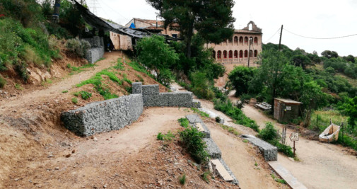 El muro ilegal construido por los okupas de Can Masdéu / Cedida