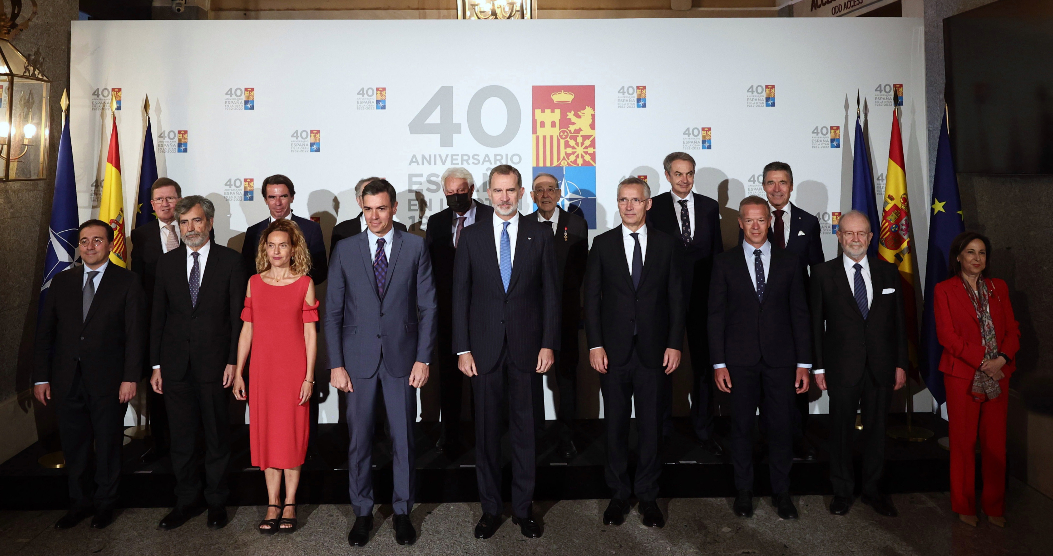 El rey Felipe VI y el presidente del Gobierno, Pedro Sánchez, posan en el acto de conmemoración del 40º Aniversario del ingreso de España en la OTAN, en el Teatro Real, en Madrid / EP