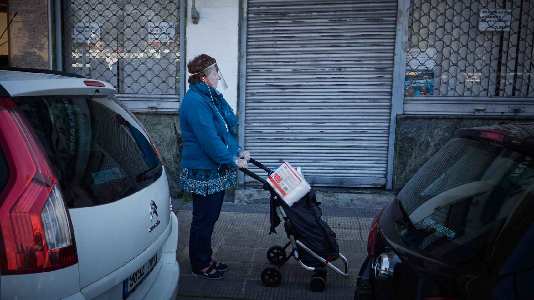 Una mujer frente a un comercio afectado por un ERTE / EUROPA PRESS