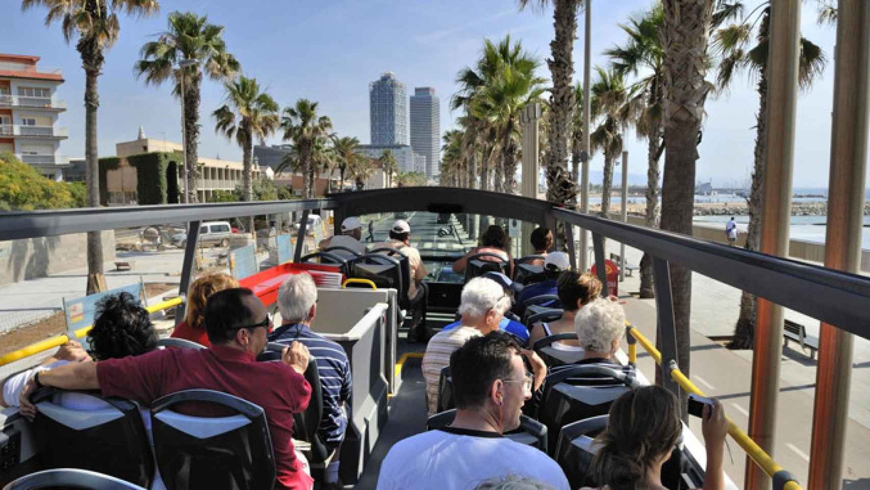 Varios turistas dan un paseo por Barcelona en un autobús de Julià / GRUP JULIÀ