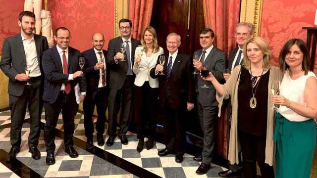 Miquel Valls (c) con el equipo directivo de la Cámara de Comercio de Barcelona / CG