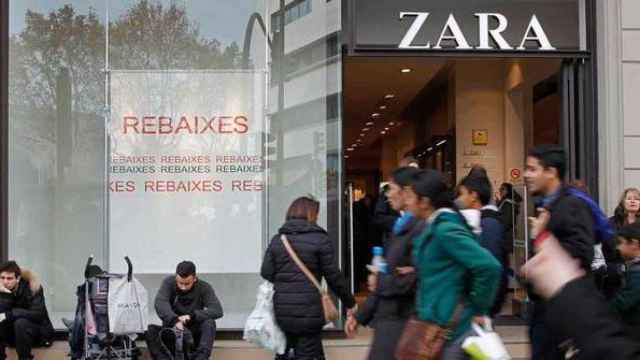 Tienda de Zara en el Portal de l'Àngel de Barcelona en período de rebajas / CG