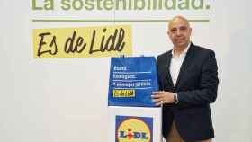 El CEO de Lidl en España, Claus Grande, presenta sus nuevas bolsas de rafia / LIDL
