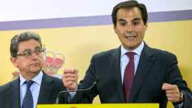 El delegado del Gobierno en Cataluña, Enric Millo (i), junto a Juan Antonio Nieto, secretario de Estado de Seguridad / EFE