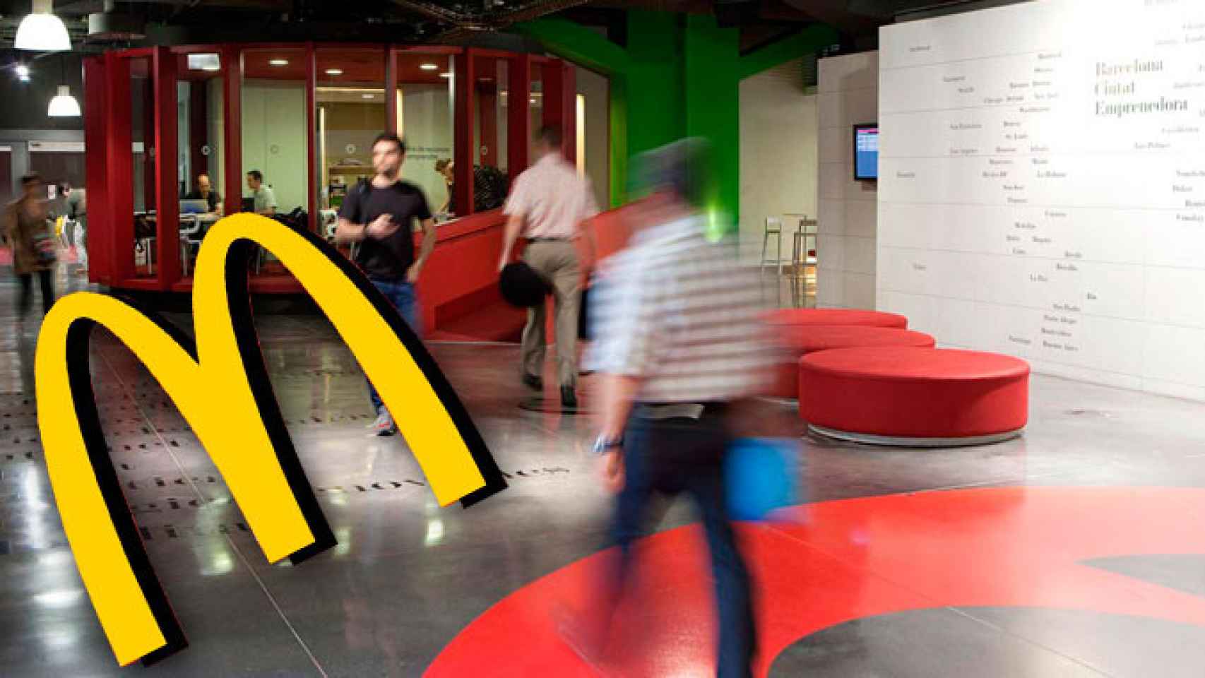 Interior de la sede de BCN Activa y el logo de McDonald's / CG