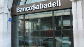 Oficina del Banco Sabadell, uno de los que tienen cuentas que devuelven dinero en función de los recibos.